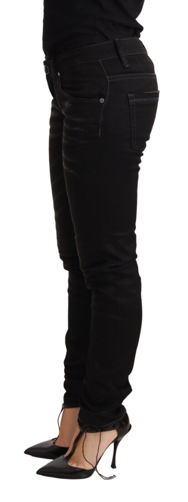 Acht Glatte schwarze gewaschene Skinny Jeans