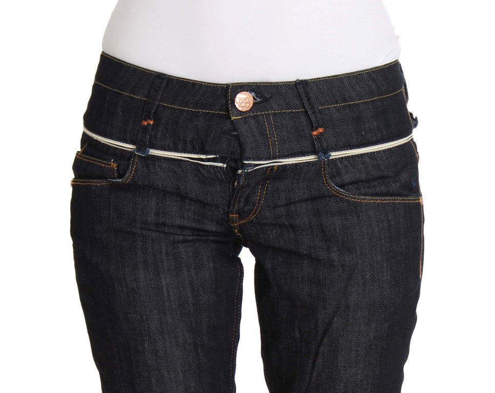 Acht Elegante dunkelblaue Jeans mit geradem Bein