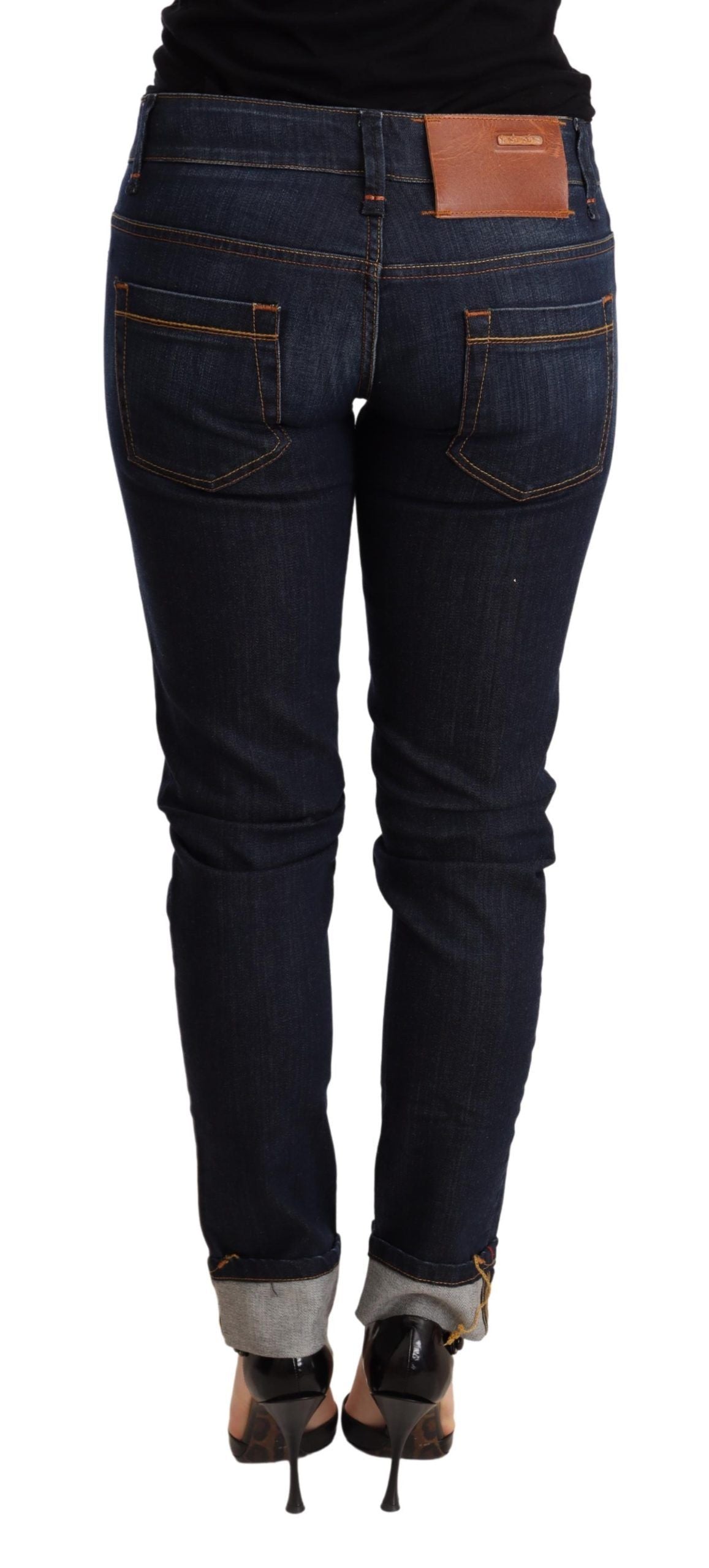 Acht Schicke dunkelblaue Skinny Jeans