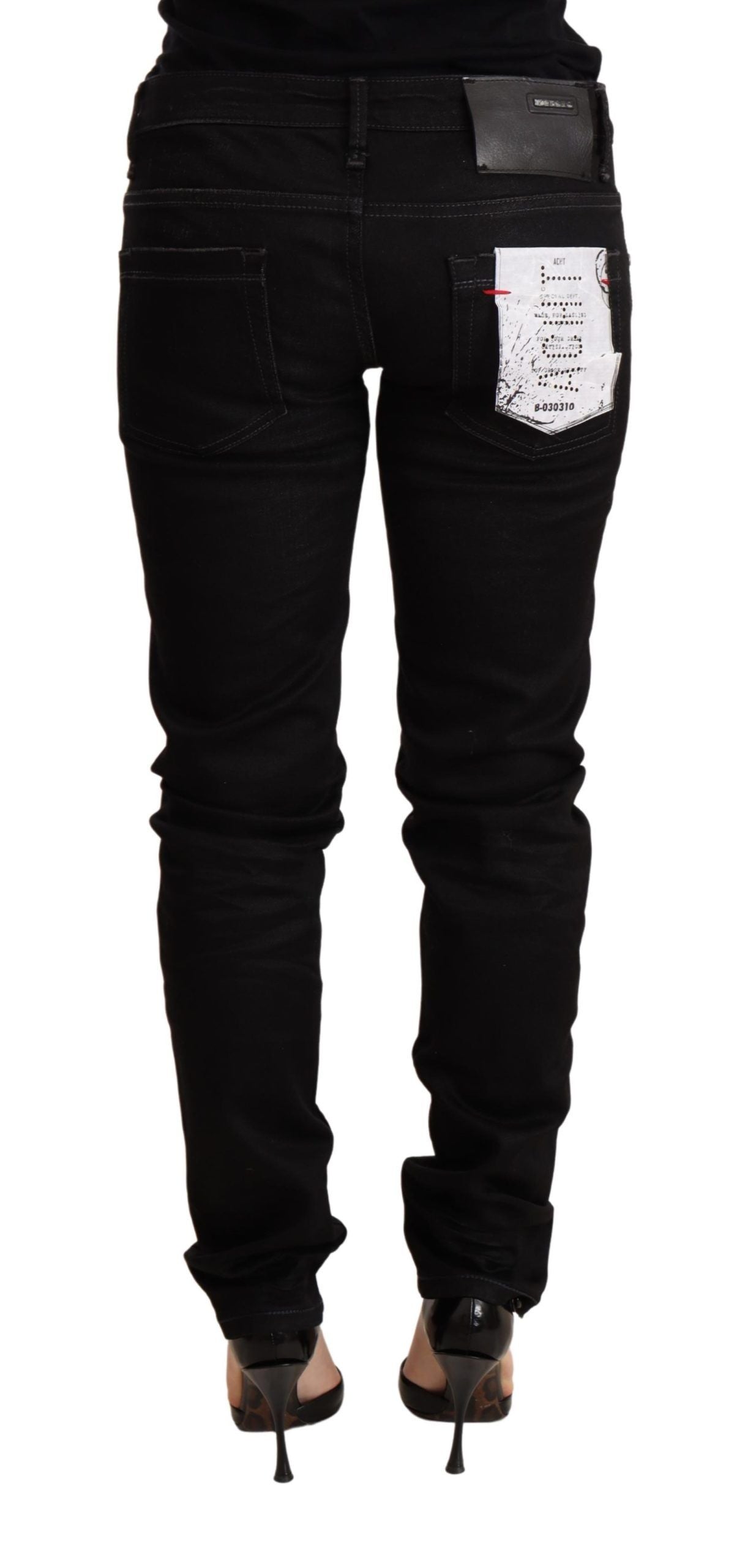 Acht Schlanke Skinny-Jeans mit schwarzer Waschung
